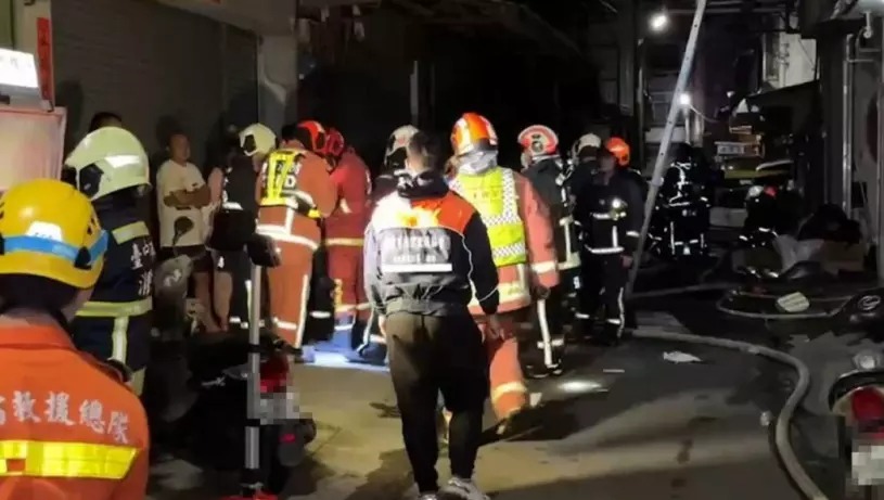 50名消防员到场抢救。