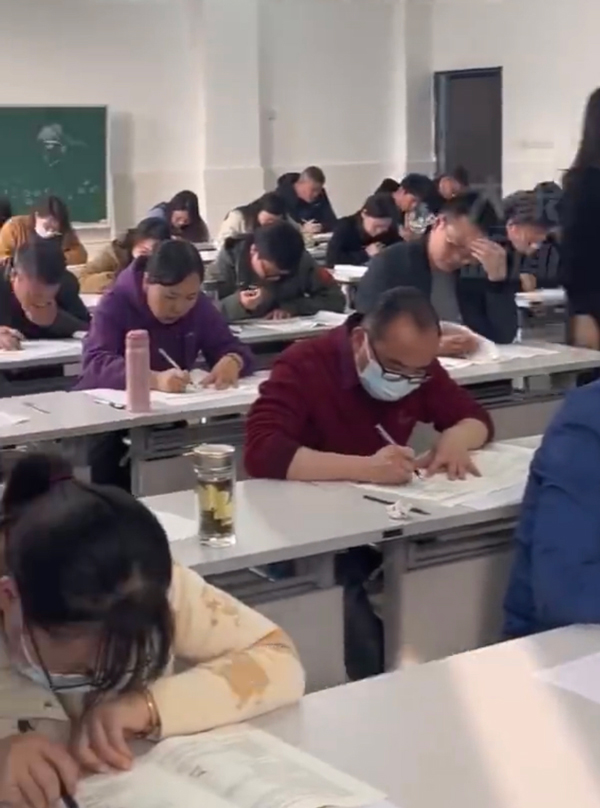 （北京9日综合电）中国安徽省六安中学周三出现奇景：70多名老师坐在课室一起做考卷，陪高三学生进行全真模拟高考。网友都只关心一件事：老师能考过学生吗？

该校的钟老师表示，这是一种教研形式。他说：“这个试卷跟学生都是一样的，通过定时，能够感受一下学生在解题时会遇到什么困难，后面讲题时肯定会更有针对性，方便学生提分。”

事实上，近年不少学校有此安排，认为是老师自我提升的机会，也可拉近与学生之间的距离。网友不约而同地问：老师考得过学生吗？有网友倜侃道：“要是没考过学生岂不是很尴尬！”
