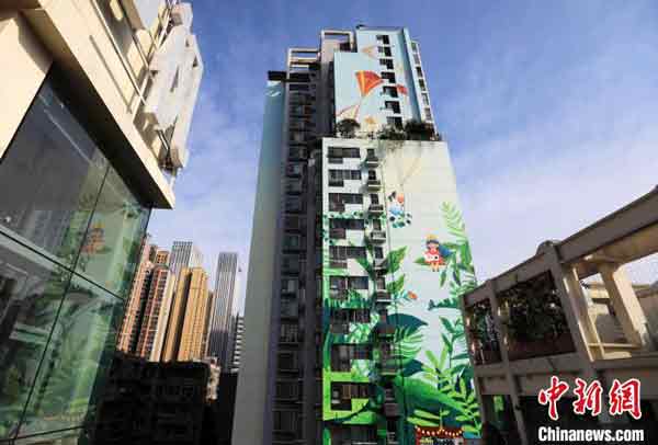 <b>70公尺高超美墙绘</b>－－　露营车、放飞的风筝、绿树、鲜花、蝴蝶……在中国成都市星辉东路，位于此处23层高的锦江岸小区居民楼外立墙面上，绘就有一幅宽约14公尺、高约70公尺的巨幅墙绘《公园城市》，现已成了路人们的打卡地。（中新网）

