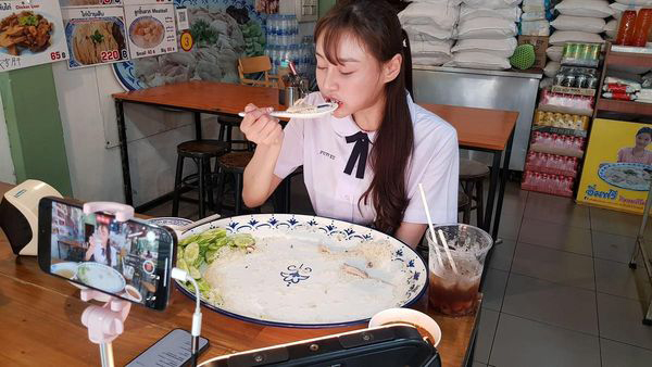 台湾网红“泡芙饿了么”，成功把3公斤的巨无霸鸡饭吃饭，挑战成功。