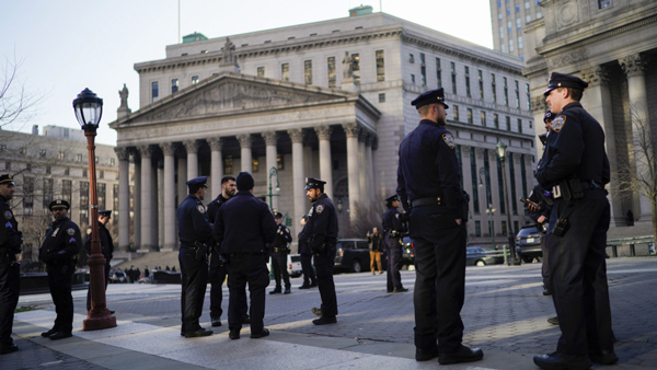 特朗普预告自己周二被捕后，纽约大量警察在法院周围戒备。（美联社）