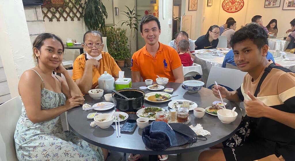 刘文康与东帝汶学生和他们的奶奶共进晚餐，赖婆婆还主动用客家话和粤语跟他聊天。