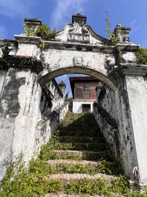 拉惹比拉皇宫一个拥有126年历史、被列为国家文化遗产的宫殿。1820年代，苏门答肪岛的酋长迁至甲板时兴建的古典豪宅，90年代周润发也曾在此拍摄安娜与国王。豪华的建筑细节中不难发现当中融入了英式、印尼、马来等元素的建筑风格。