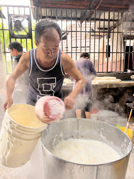 老板曾永湖做豆腐的功夫代代相传，想看豆腐制作过程，还可以跟老板约时间。
