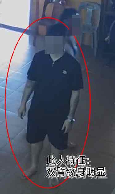 其中一名偷取钱包的男子双臂有纹身，事发时身穿黑色T恤及黑色短裤。