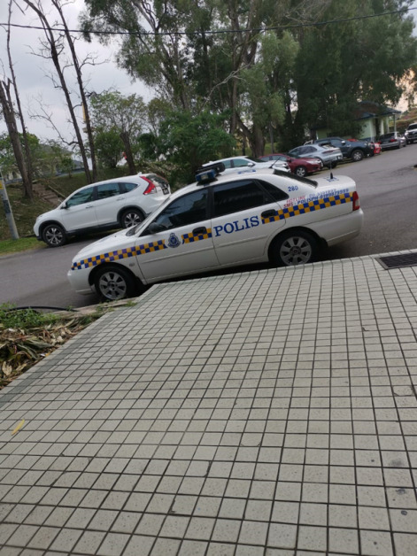  男童在泳池嬉水溺毙，警方接获投报后，赶往现场。