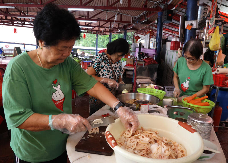 居民义工周日做饭菜供前来的年长者免费享用。