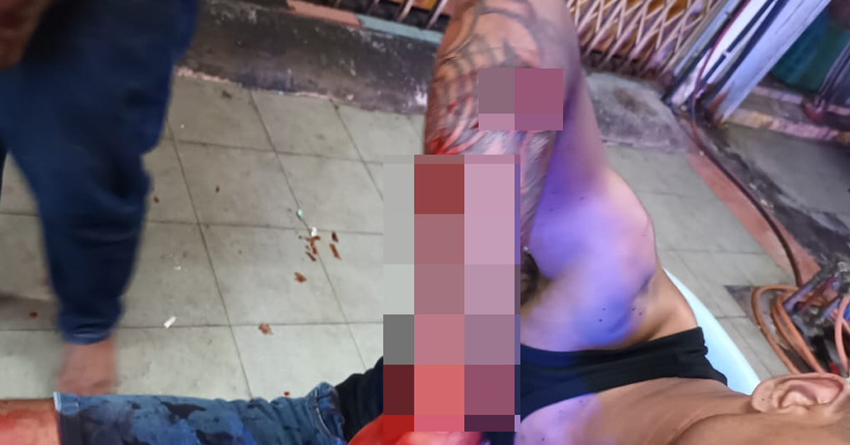 男子手部被砍至受重伤，鲜血直流。