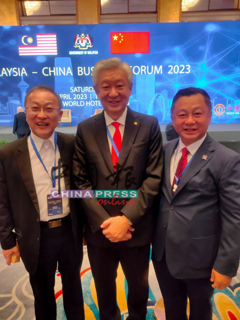 丹斯里吴明璋（左起）、丹斯里卢成全和卢国祥希望更多投资者来到大马。