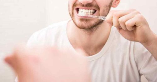 牙医劝告 洗澡时勿刷牙  细菌都被刷进口腔