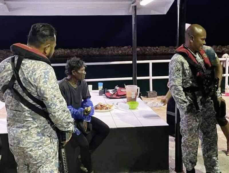 海军离岸站人员，提供衣服和食物给艾吉米萨（左2）。