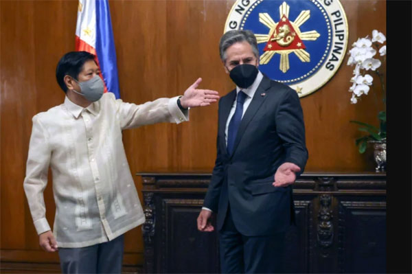 菲律宾总统小马可斯（左）在去年8月曾和美国国务卿布林肯（右）会面。