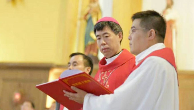 沈斌（中）就任上海教区主教。
