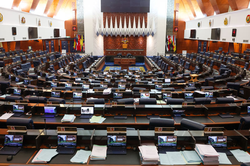 国会下议院宣告无限期休会后，议员们都纷纷赶回选区，议会厅空无一人。
