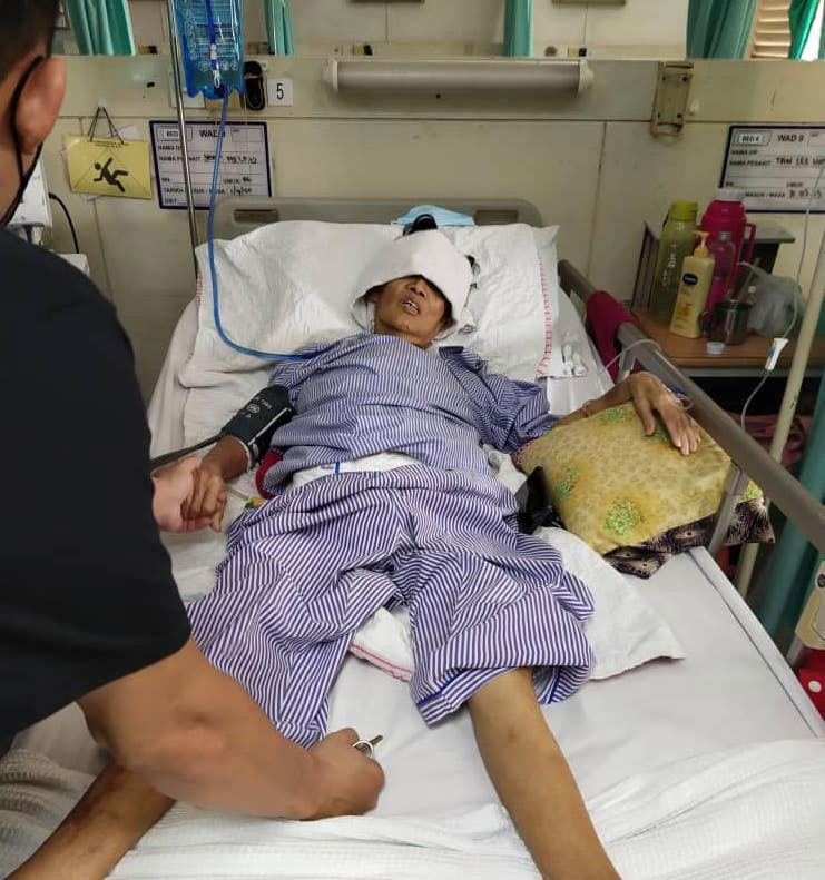 叶意莉目前卧病在大山脚医院病床，旁为照顾她的罗文健。（图取自社媒）