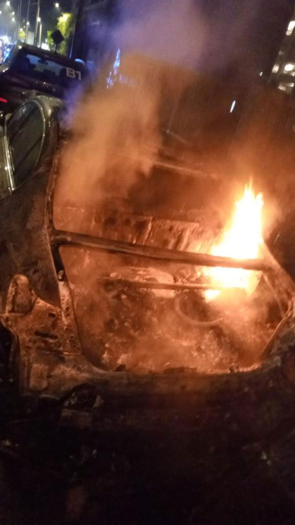 宝马轿车突起火燃烧，火势迅速蔓延，瞬间烧毁4辆宝马豪车。