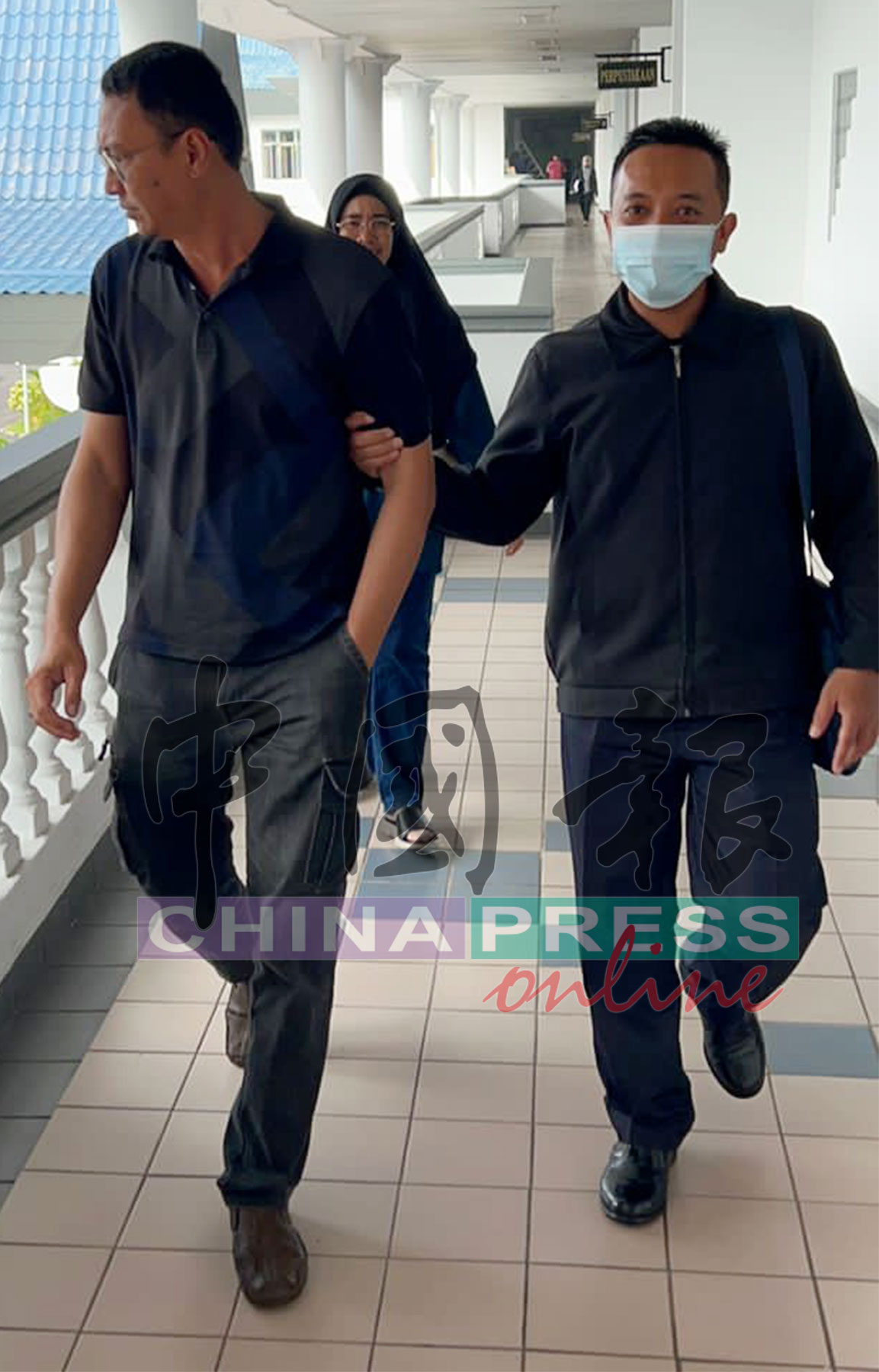 被告苏海若（左）被控滥权被法庭罚款5000令吉。