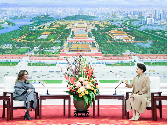 彭丽媛（右）周五在北京会见巴西总统卢夫人罗桑热拉。（新华社）