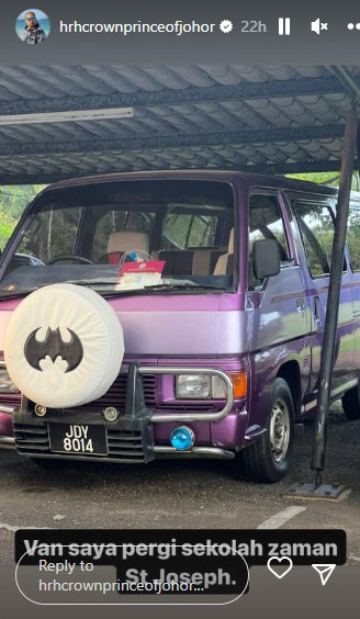 柔佛王储东姑依斯迈小时候乘坐以蝙蝠侠为主题的货车到学校上课。