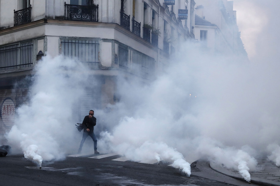 警察在法国宪法委员会附近发射催泪弹，驱散示威者。（欧新社）