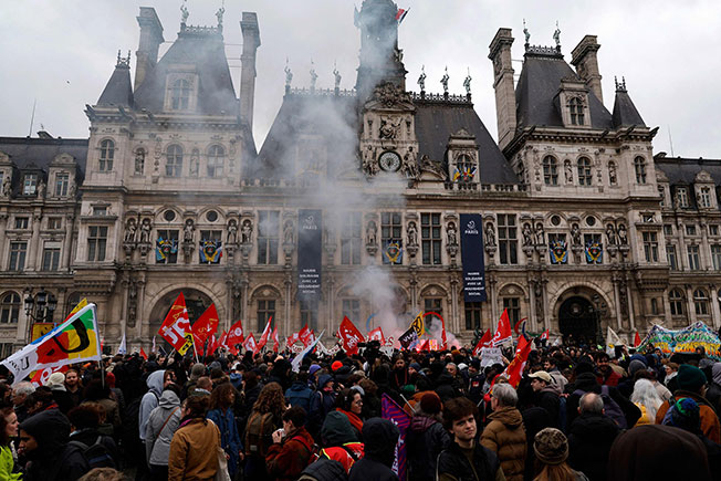 示威者聚集在巴黎市政厅前面，人山人海。（法新社）