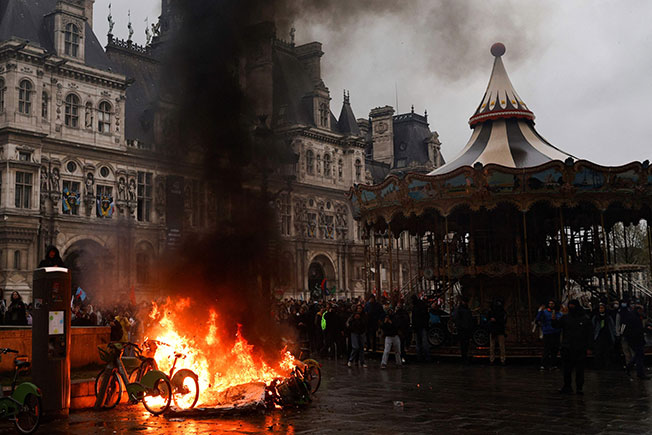 示威者在巴黎市政厅外焚烧脚车。（法新社）