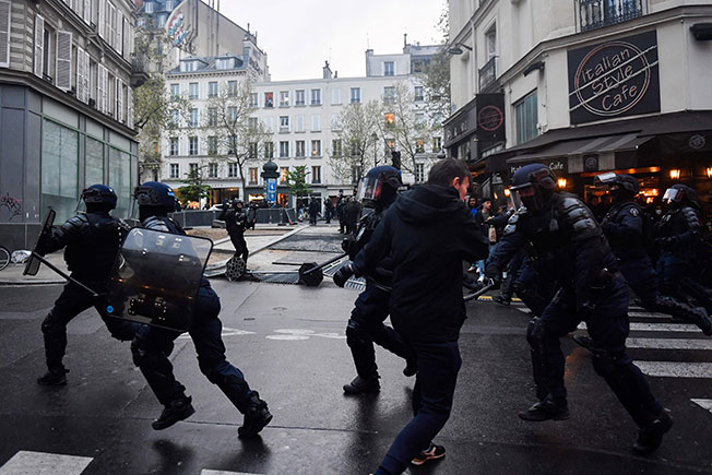 示威者周五与镇暴警察在巴黎发生冲突。（法新社）