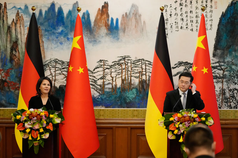 德国外长贝尔博克（左）与中国外长秦刚14日在北京出席联合记者会。（美联社）