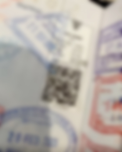 丈夫及小三的护照上，印有到峇厘岛旅行的出入境印章。