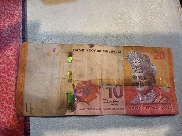 即使大红花和肖像黏得很工整，正面却见到钞纸面值10令吉和20令吉。