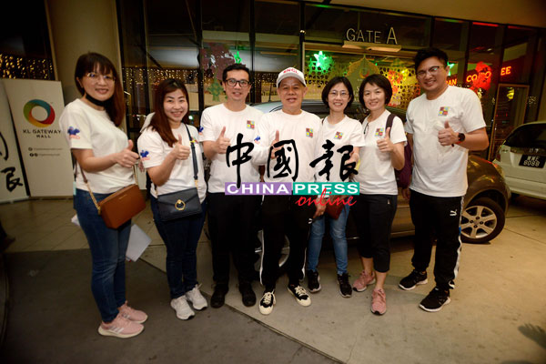 朱国升（左4）带领3个车队参与“吃喝玩乐2.0 中文汽车寻宝”。