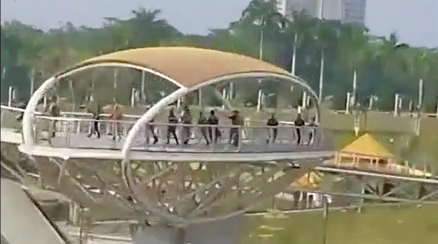 女学院生在古晋市河滨公园的黄金桥上企图跃下自杀。