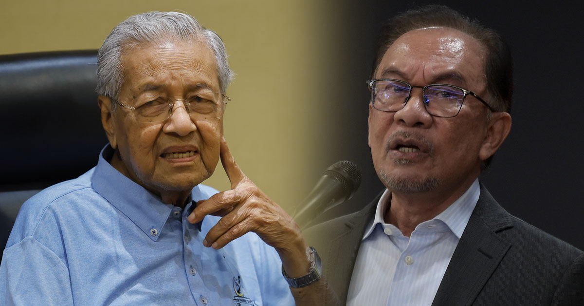 马哈迪（左）及安华。（马新社档案照）