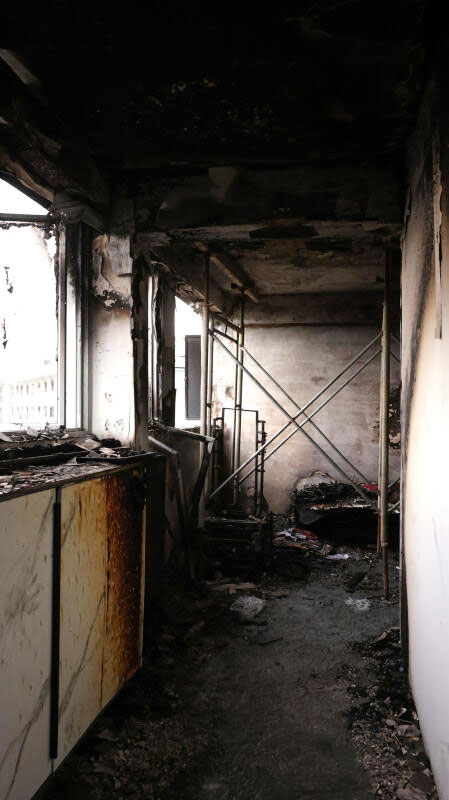 失火单位的客厅被严重烧毁。