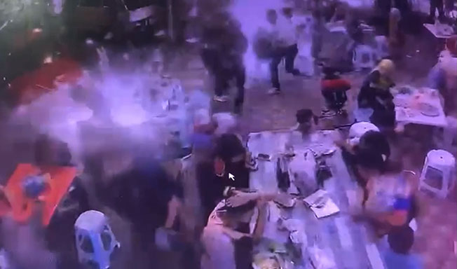 在用餐的约30名民众，被突然四溅的火花吓得急忙乱窜。