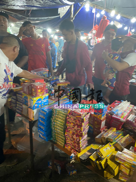 民众在市集内，向小贩购买烟花。