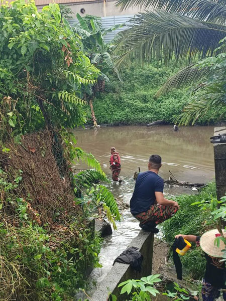 消拯员在河流处展开搜救行动。