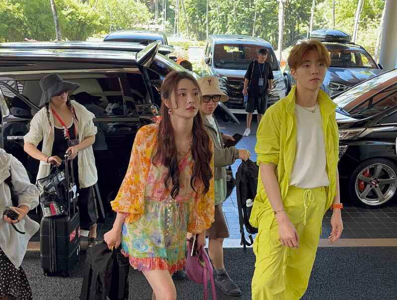 打扮青春帅气的陈立农（右起），与身穿俏丽花裙的周洁琼一同抵达丹绒亚路香格里拉酒店。