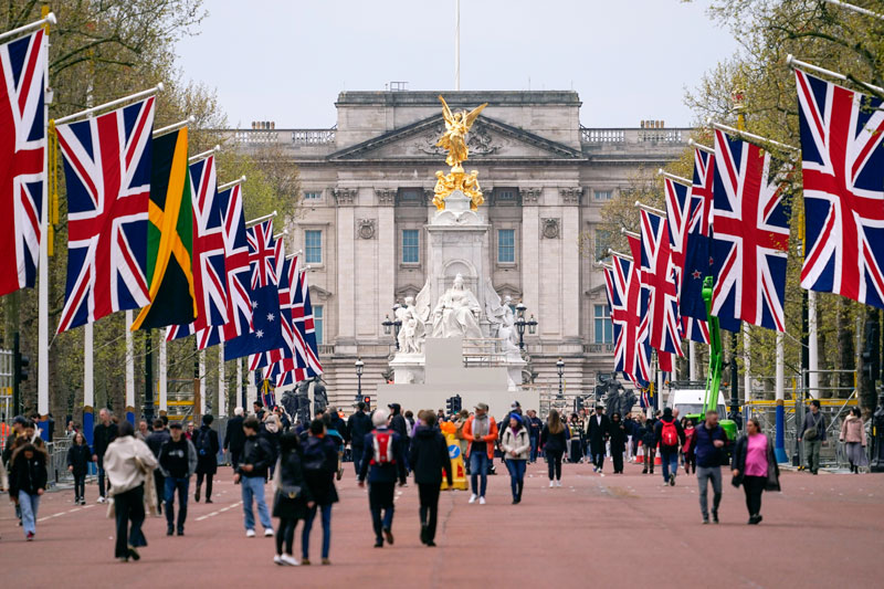 通往英国白金汉宫的林荫大道，悬挂英国国旗和其他共和联邦国家的国旗。（美联社）