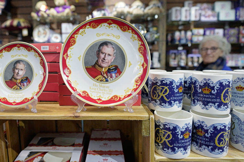伦敦一间礼品店，售卖印有查理斯三世肖像的杯子和碟。（美联社）