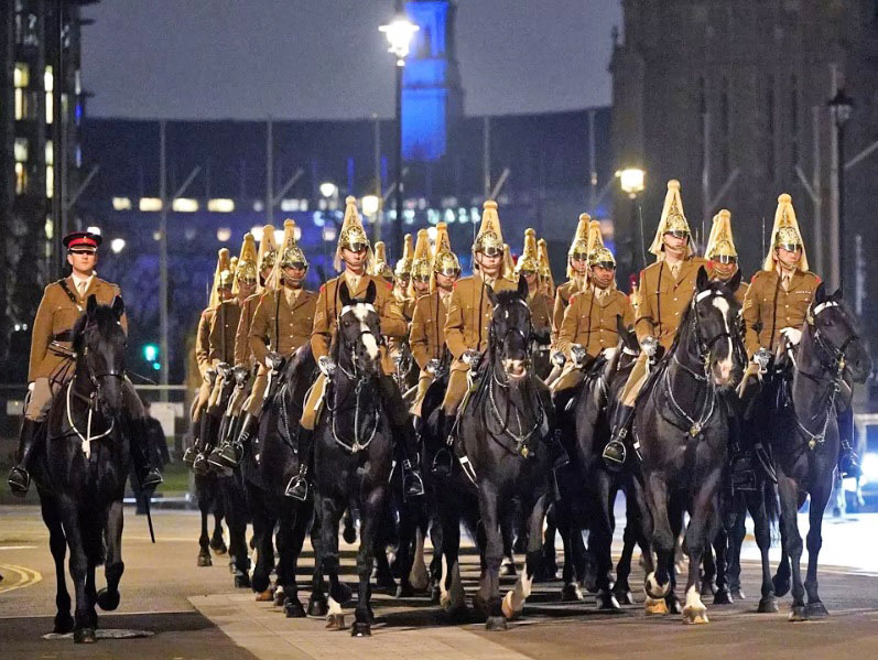 英国皇家近卫骑兵夜间进行彩排。