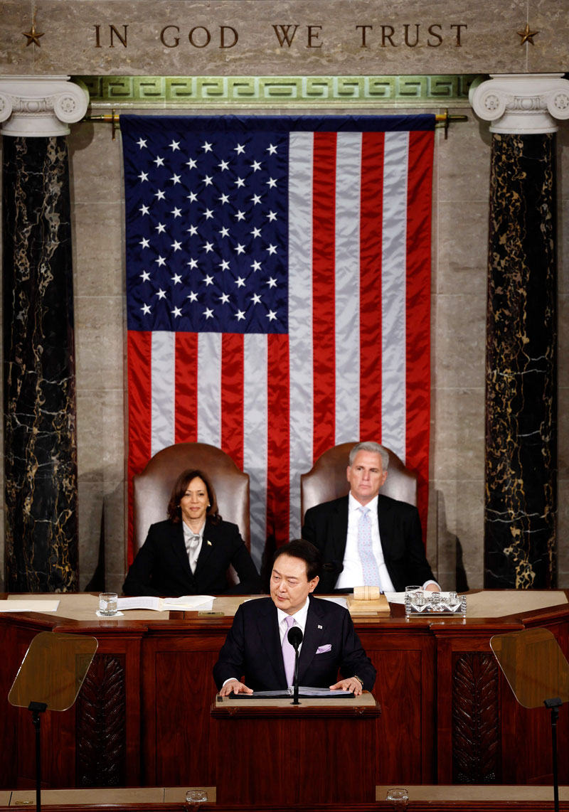 韩国总统尹锡悦（前）周四在美国国会演说。后为美国副总统贺锦丽和众议院议长麦卡锡。（美联社）