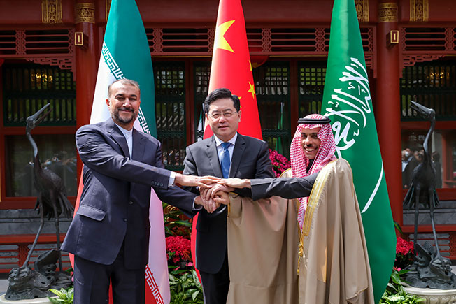 中国外长秦刚（中）今年4月6日在北京会见前来举行沙伊外长会晤的伊朗外长阿卜杜拉希扬（左）和沙地外长费萨尔（Faisal bin Farhan Al Saud）。（美联社）
