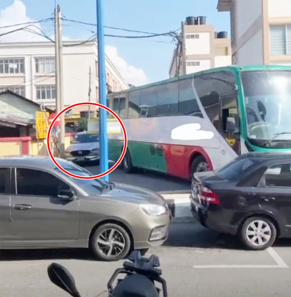 巴士“神龙摆尾”撞毁停在转弯处的轿车。（公众照片）