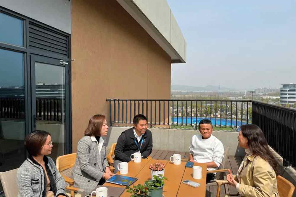 马云在杭州云谷学校，与该校园长同桌进行座谈。