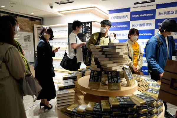 日本民众周四在新宿的纪伊国屋书店，排队购买村上春树的最新长篇小说《城市及其不确定的墙》。（美联社）