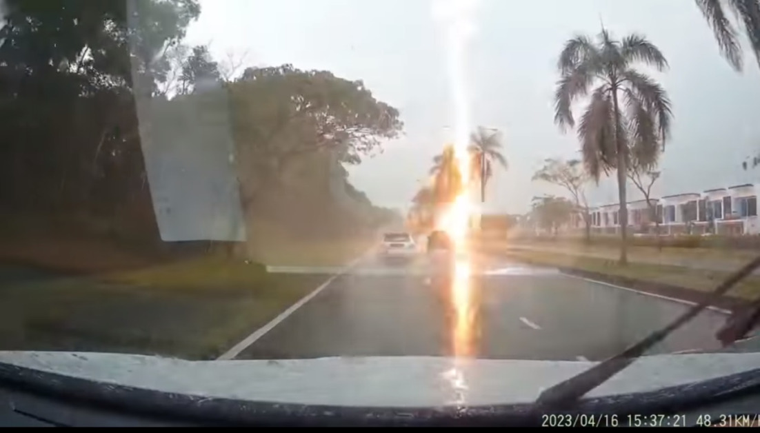 电光火石瞬间，一道雷电劈下，险些劈中路上1辆轿车。