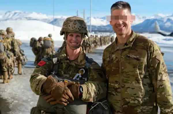 美军女上校指挥官苏利文（左）曾发文感谢美国陆军成就了她。图右男性军官非受害当事人。
