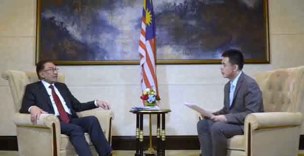 安华（左）接受《中国日报》记者访问。
