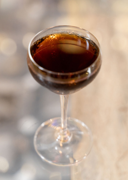 （Very）Vieux Carre是一杯看似补酒的鸡尾酒，因为里面除了有Martell外，也有甜艾酒和廊酒。